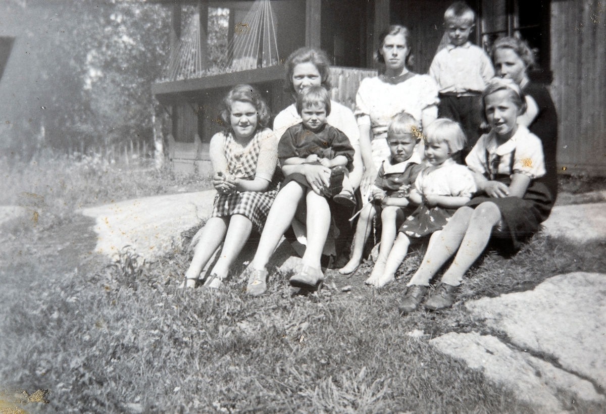 Foran f.v. Else Johnsen, Grethe Johnsen, Marius Langberg, Laila Langberg, Liv Ødegård. Bak f.v. Lilly Johnsen Borghild Johnsen, ukjent, Jenny Langberg.