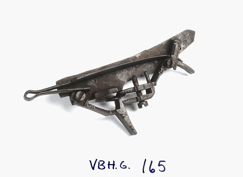 Form: Kantstillt boga plate m/mekanisme
