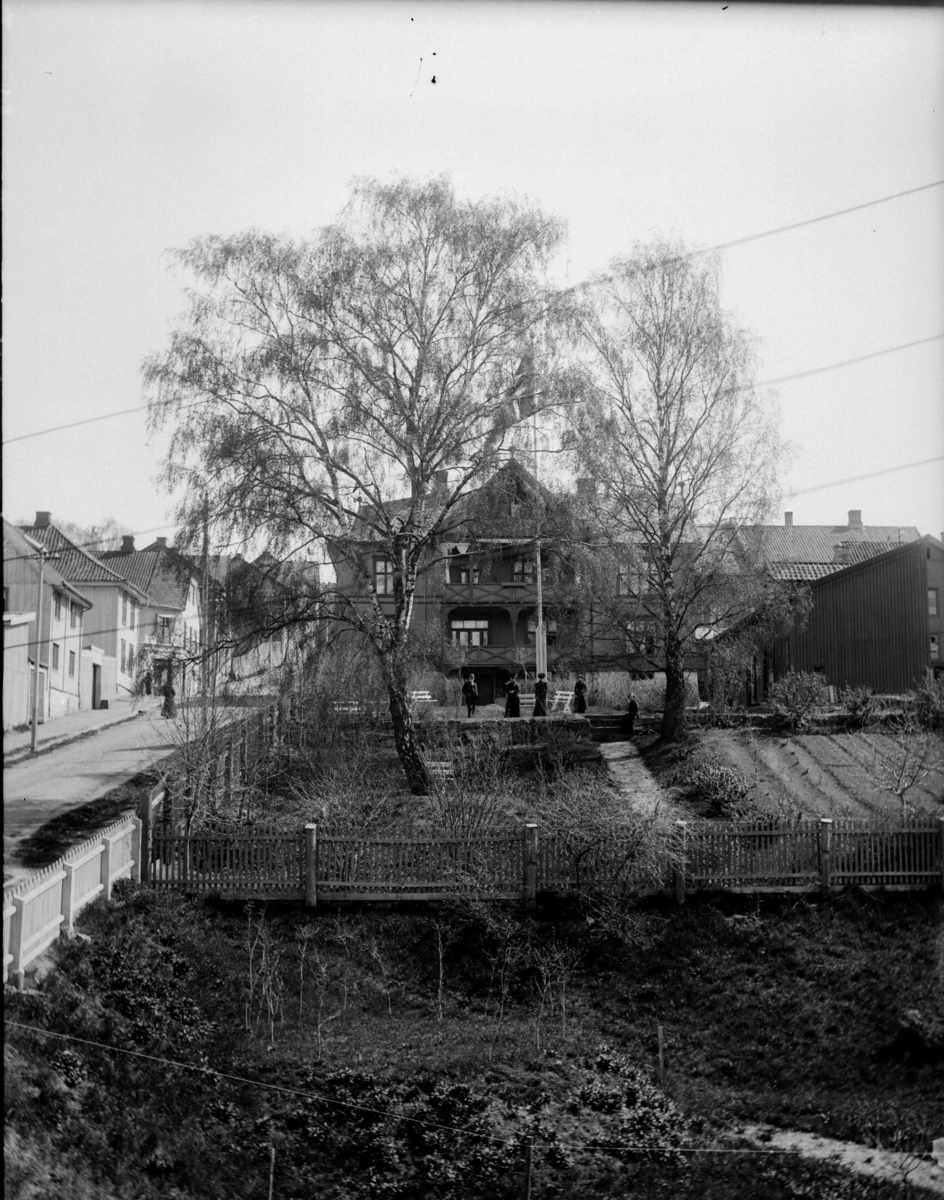 Doblougs hus, Storgata 42. Sett nedenfra haven.