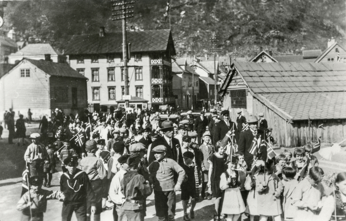 Skulebarn og lærarar i Odda sentrum på 17.mai 1926.