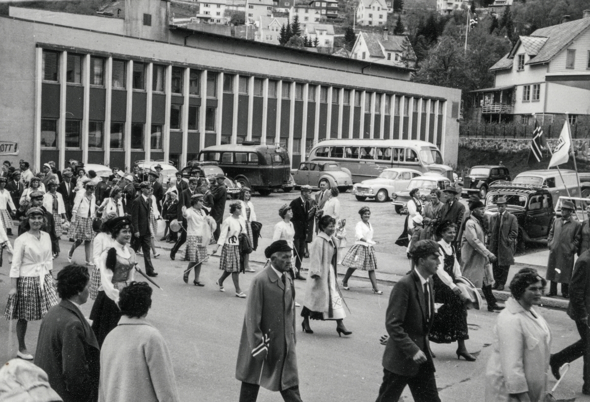 , Russen i 17.mai-tog forbi Folkebadet på 1960-talet.