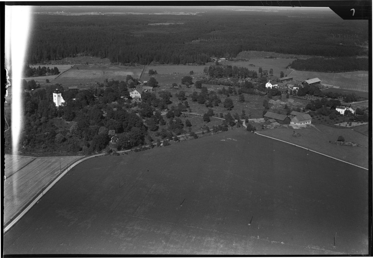 Flygfoto över Kungsåra kyrka, Kungsåra.