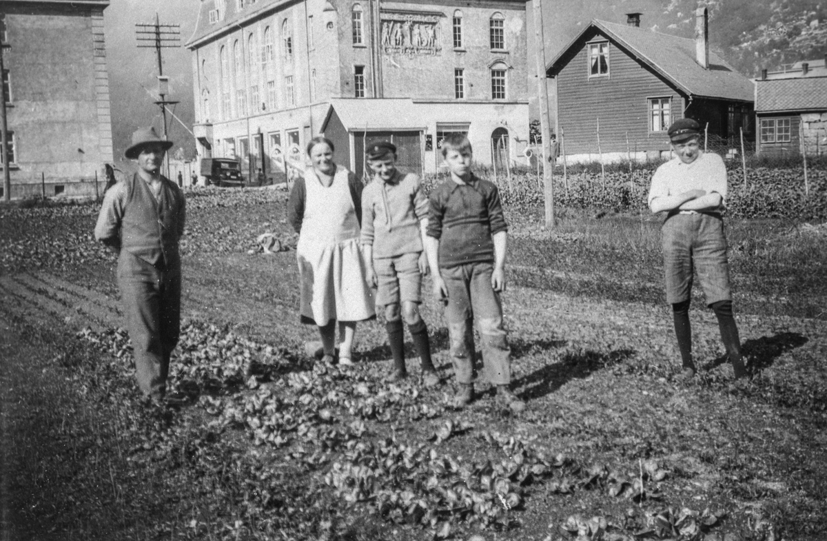 Familien Breistein på gartneriet i Hellandsmarka.