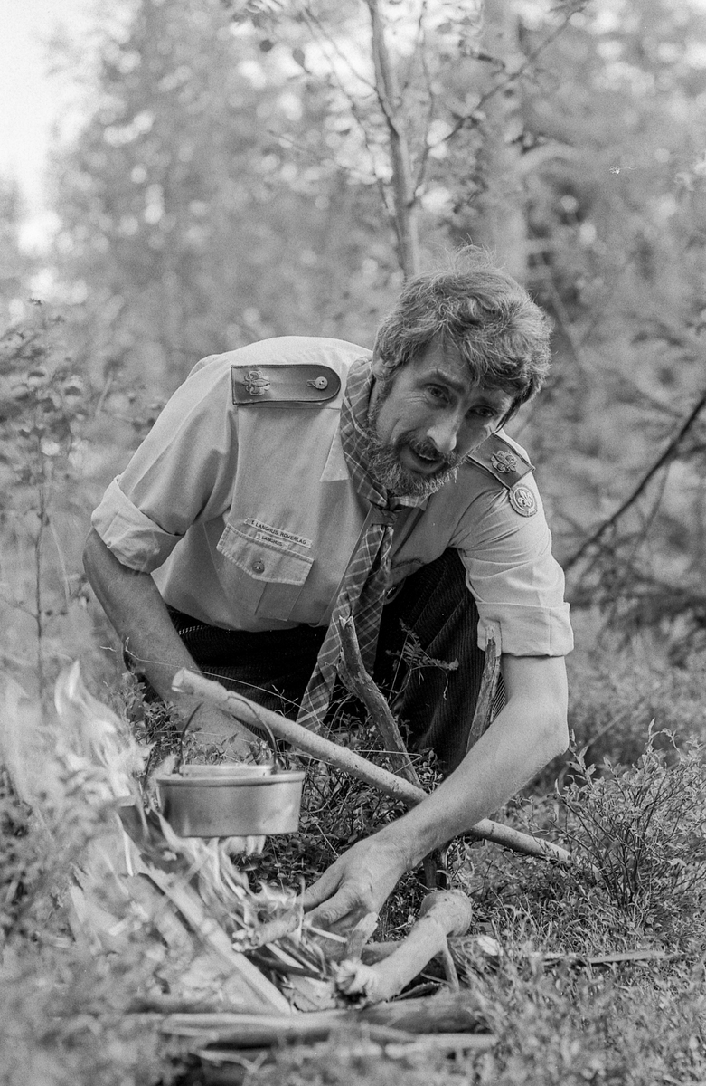 Speiderlederen på Langhus Anthony Cook fyller 50 år og kjører modelltog.