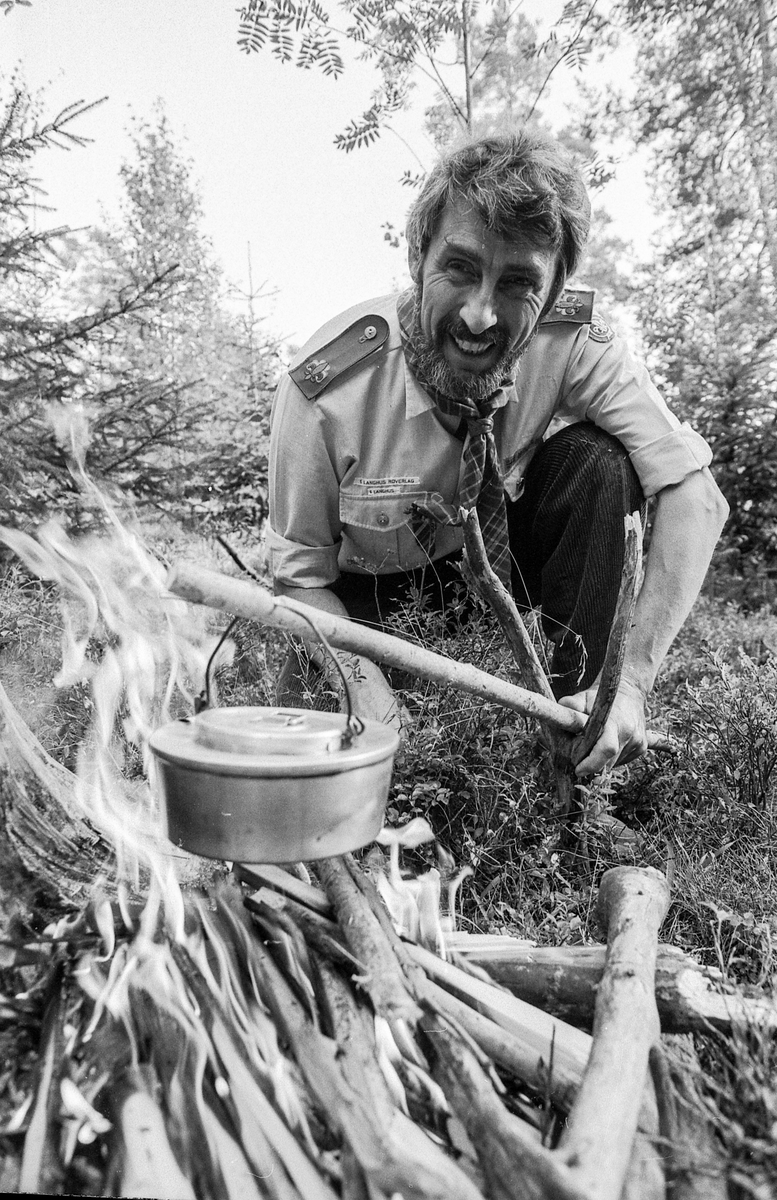 Speiderlederen på Langhus Anthony Cook fyller 50 år og kjører modelltog.