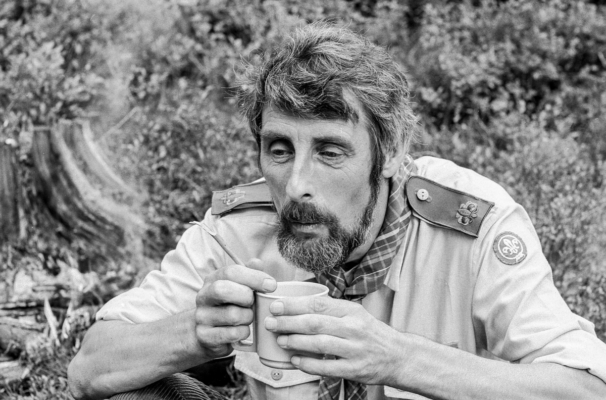 Speiderlederen på Langhus Anthony Cook fyller 50 år og kjører modelltog.