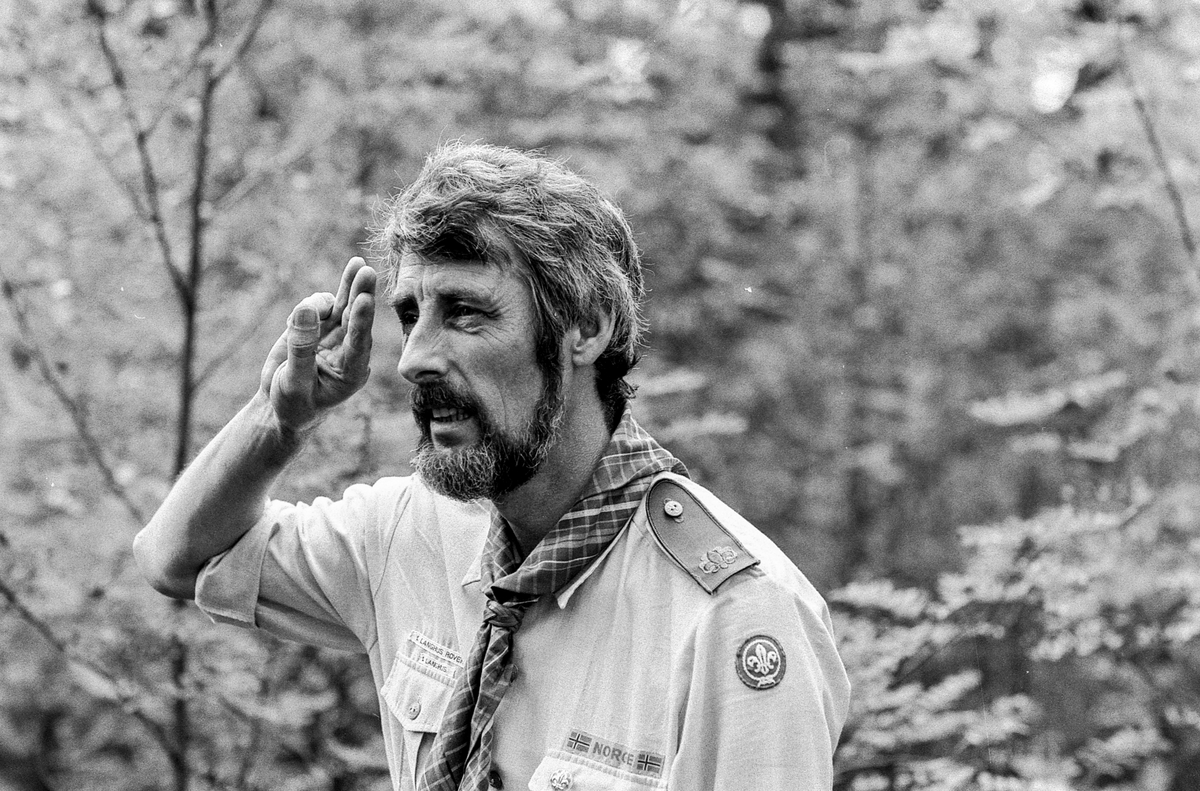 Speiderlederen på Langhus Anthony Cook fyller 50 år og kjører modelltog.