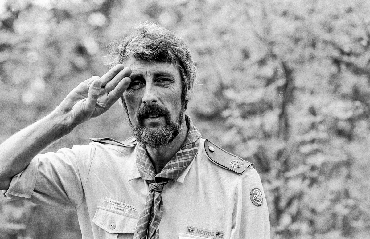 Speiderlederen på Langhus Anthony Cook fyller 50 år og kjører modelltog.