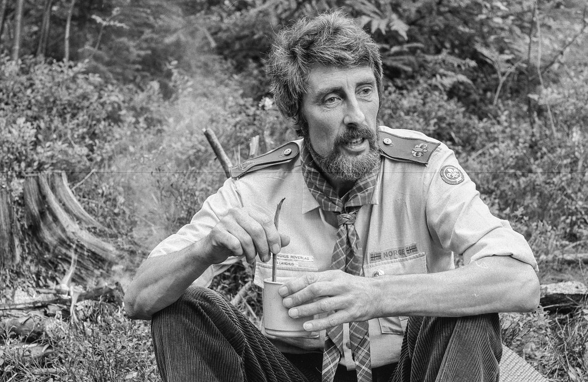 Speiderlederen på Langhus Anthony Cook fyller 50 år og kjører modelltog.