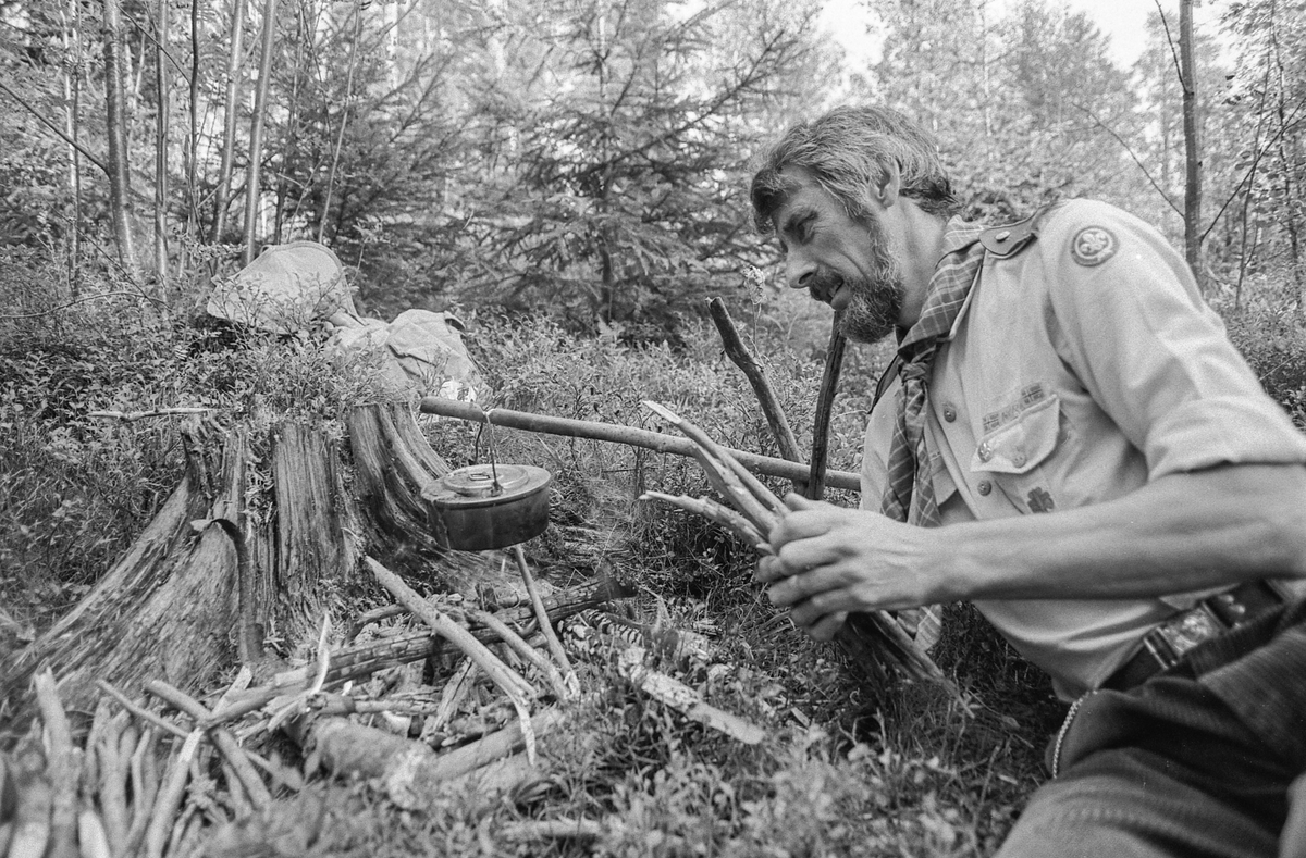 Speiderlederen på Langhus Anthony Cook fyller 50 år og kjører modelltog.