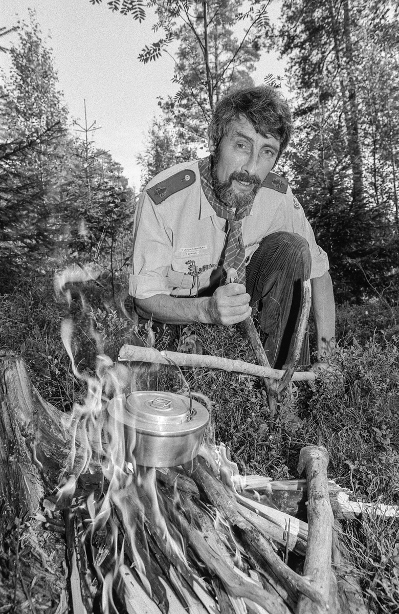 Speiderlederen på Langhus Anthony Cook fyller 50 år og kjører modelltog.