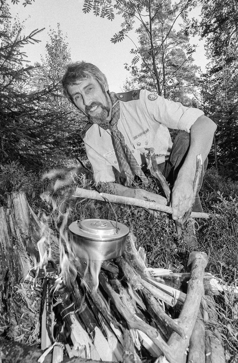 Speiderlederen på Langhus Anthony Cook fyller 50 år og kjører modelltog.