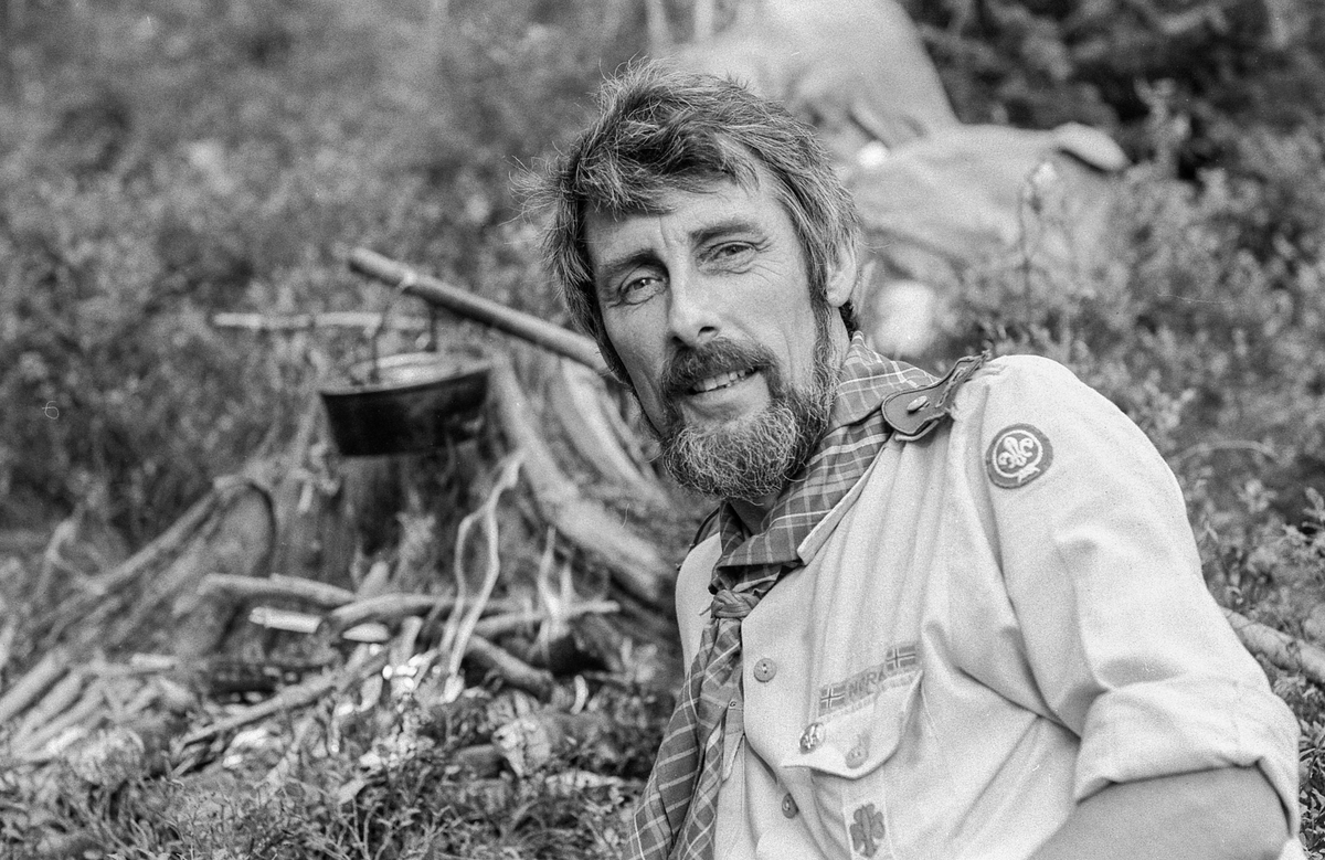 Speiderlederen på Langhus Anthony Cook fyller 50 år og kjører modelltog.
