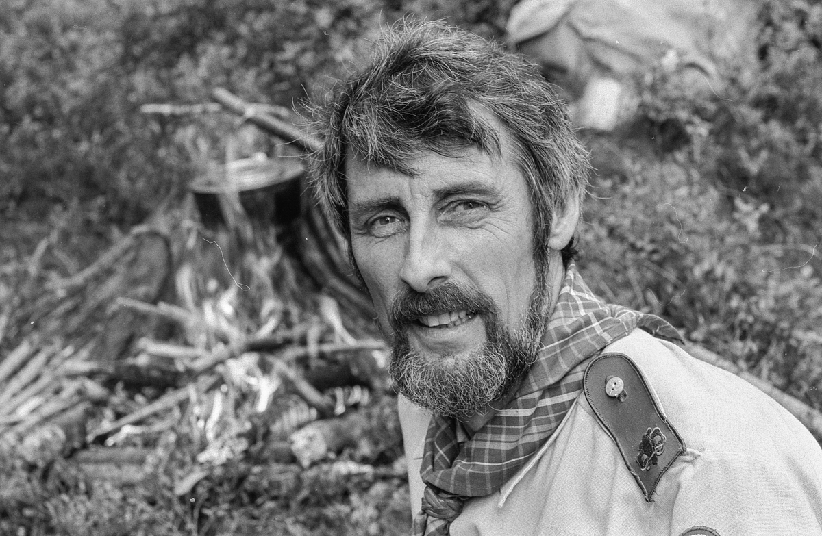 Speiderlederen på Langhus Anthony Cook fyller 50 år og kjører modelltog.