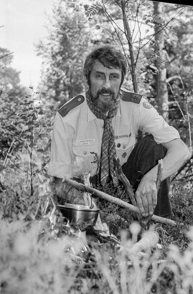 Speiderlederen på Langhus Anthony Cook fyller 50 år og kjører modelltog.