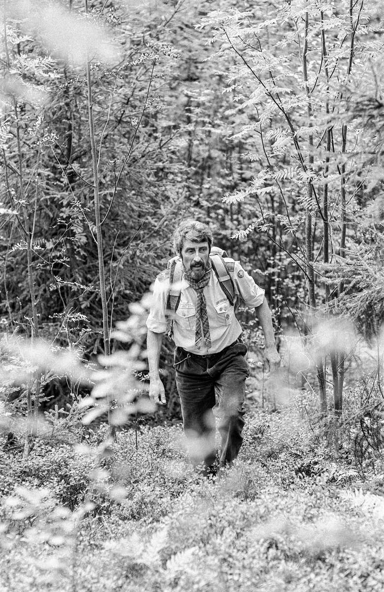 Speiderlederen på Langhus Anthony Cook fyller 50 år og kjører modelltog.