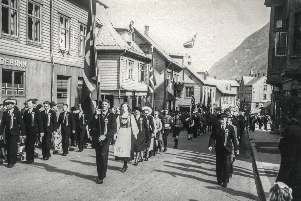 17.mai-tog opp Røldalsvegen i Odda sentrum