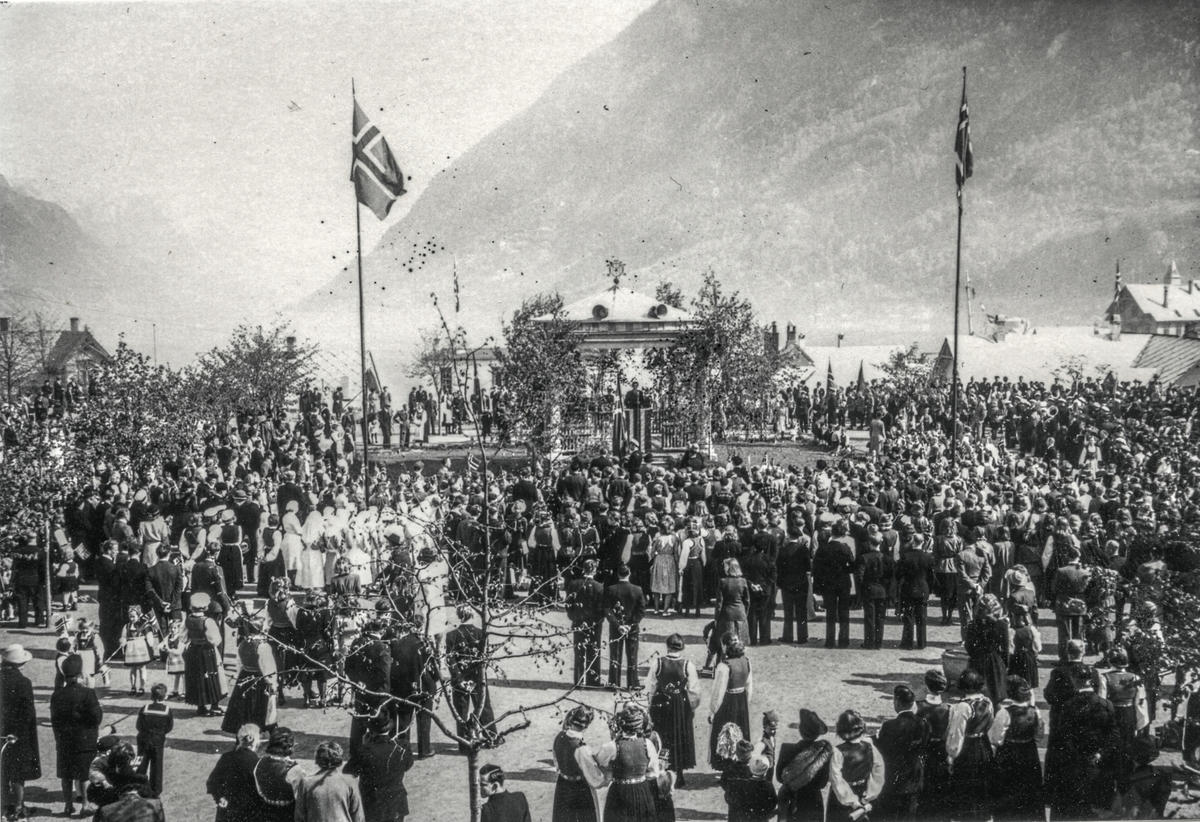 Folkemengde samla rundt musikkpaviljongen på Bakke for å høyra tale for dagen 17. mai 1945.