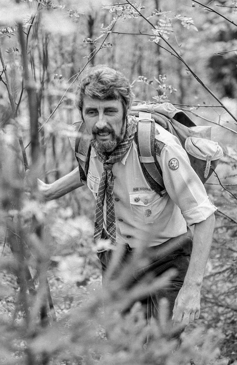 Speiderlederen på Langhus Anthony Cook fyller 50 år og kjører modelltog.