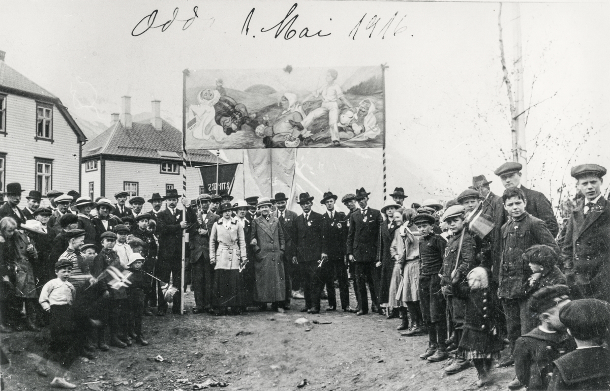 Frå 1.mai-demonstrasjonen 1916 på Moen nord for Folkets Hus i Odda