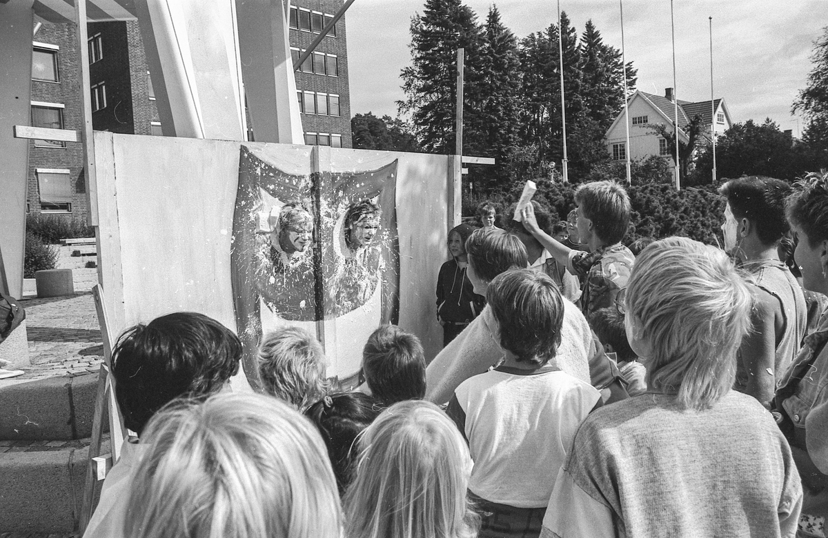 "Lørdags-sirkus" i Ski sentrum. Dramagruppen ved Kjellern fritidsklubb arrangerer morro og mange overraskelser. Bløtkakekasting og Ski musikkpaviljong.