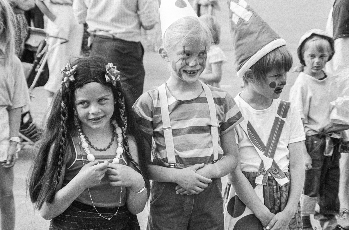 Oppegårds-dagene 1985. Åpning med karnevalstog med utkledde barn og musikkkorps. Anne-Marie Gulbrandsen i arrangementkomiteen for Oppegårds-dagene.