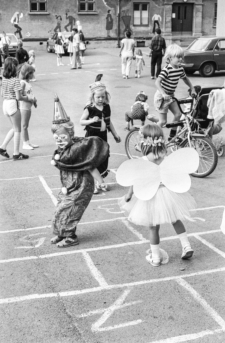 Oppegårds-dagene 1985. Åpning med karnevalstog med utkledde barn og musikkkorps. Anne-Marie Gulbrandsen i arrangementkomiteen for Oppegårds-dagene.