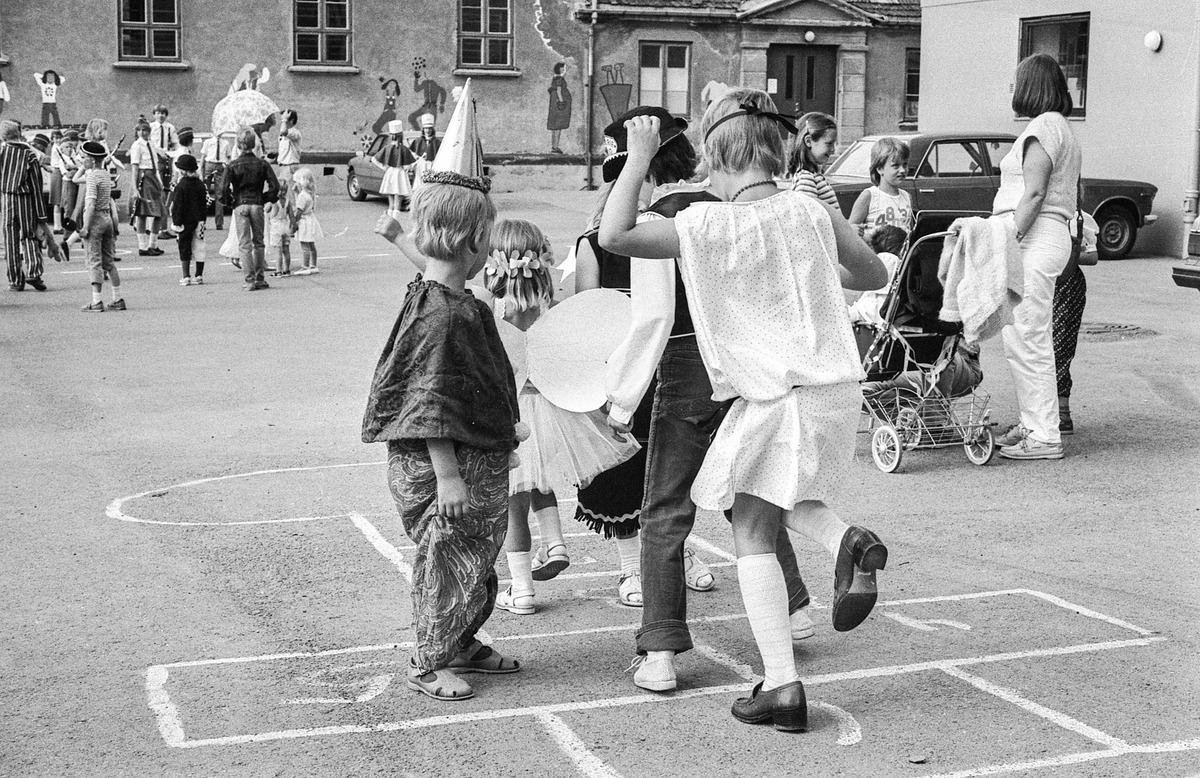 Oppegårds-dagene 1985. Åpning med karnevalstog med utkledde barn og musikkkorps. Anne-Marie Gulbrandsen i arrangementkomiteen for Oppegårds-dagene.