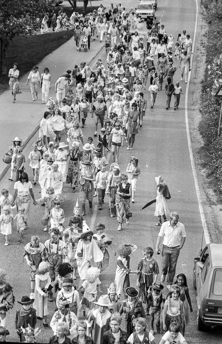 Oppegårds-dagene 1985. Åpning med karnevalstog med utkledde barn og musikkkorps. Anne-Marie Gulbrandsen i arrangementkomiteen for Oppegårds-dagene.