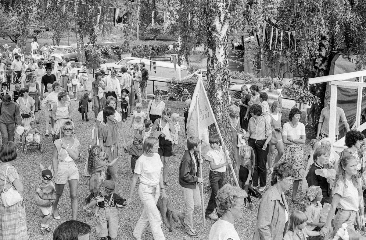 Oppegårds-dagene 1985. Åpning med karnevalstog med utkledde barn og musikkkorps. Anne-Marie Gulbrandsen i arrangementkomiteen for Oppegårds-dagene.