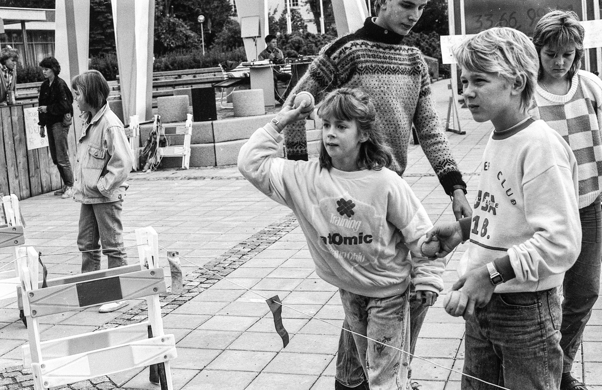 "Lørdags-sirkus" i Ski sentrum. Dramagruppen ved Kjellern fritidsklubb arrangerer morro og mange overraskelser. Bløtkakekasting og Ski musikkpaviljong.