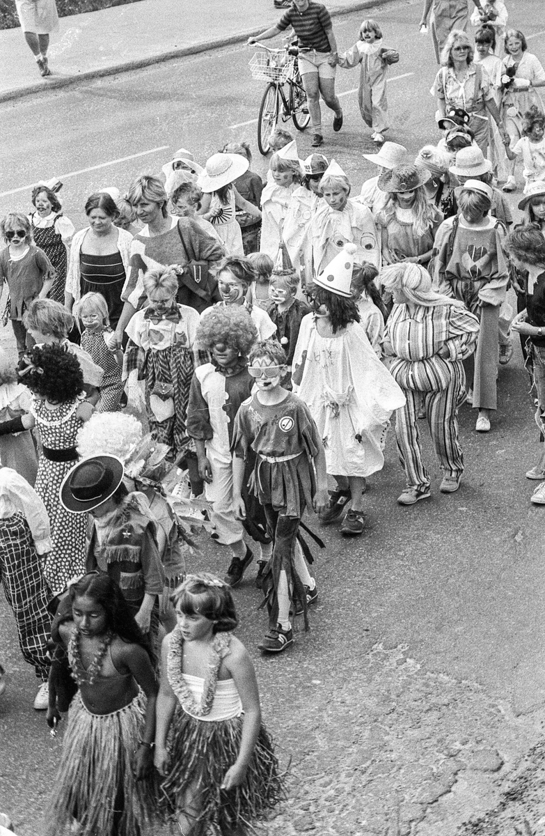 Oppegårds-dagene 1985. Åpning med karnevalstog med utkledde barn og musikkkorps. Anne-Marie Gulbrandsen i arrangementkomiteen for Oppegårds-dagene.
