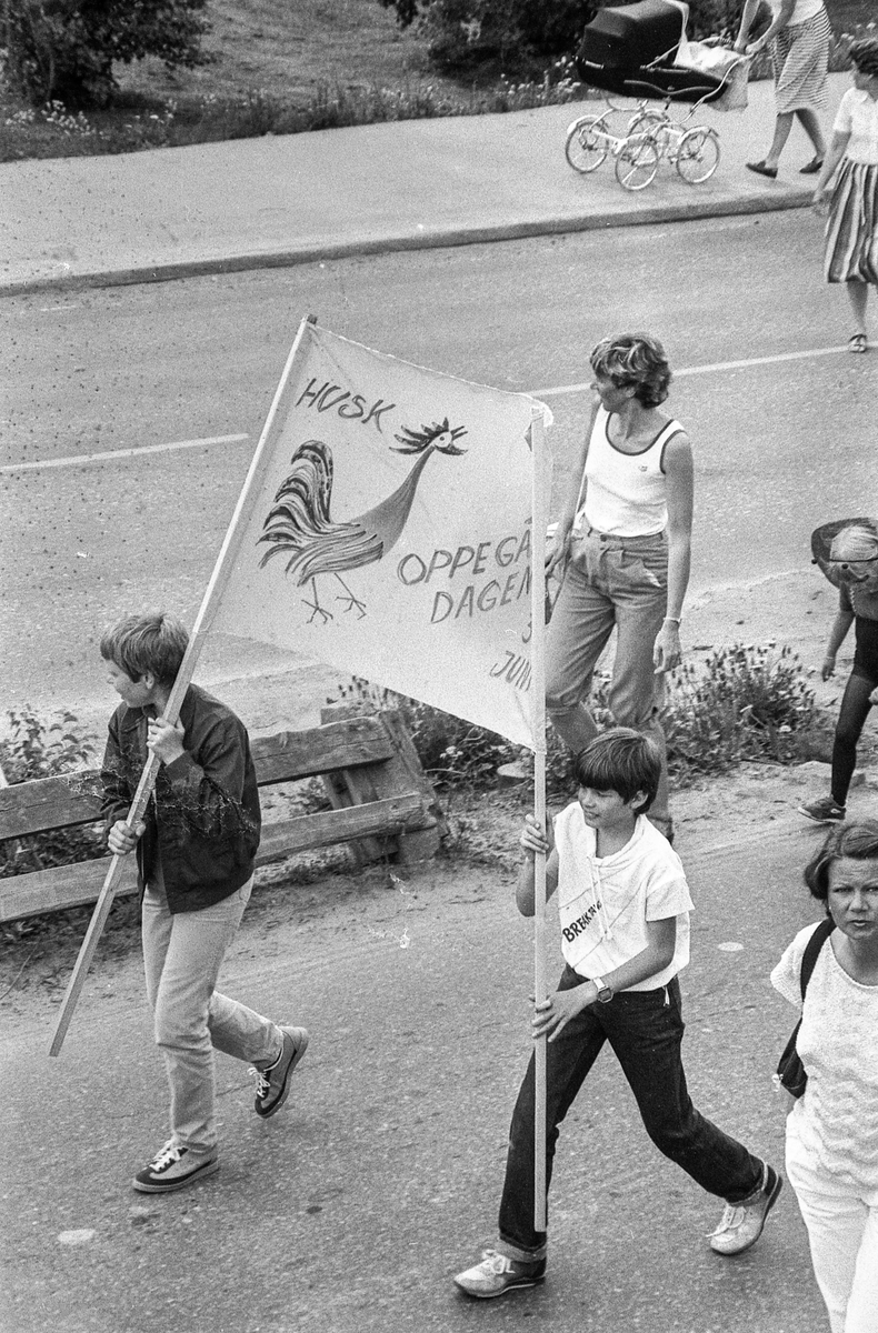 Oppegårds-dagene 1985. Åpning med karnevalstog med utkledde barn og musikkkorps. Anne-Marie Gulbrandsen i arrangementkomiteen for Oppegårds-dagene.