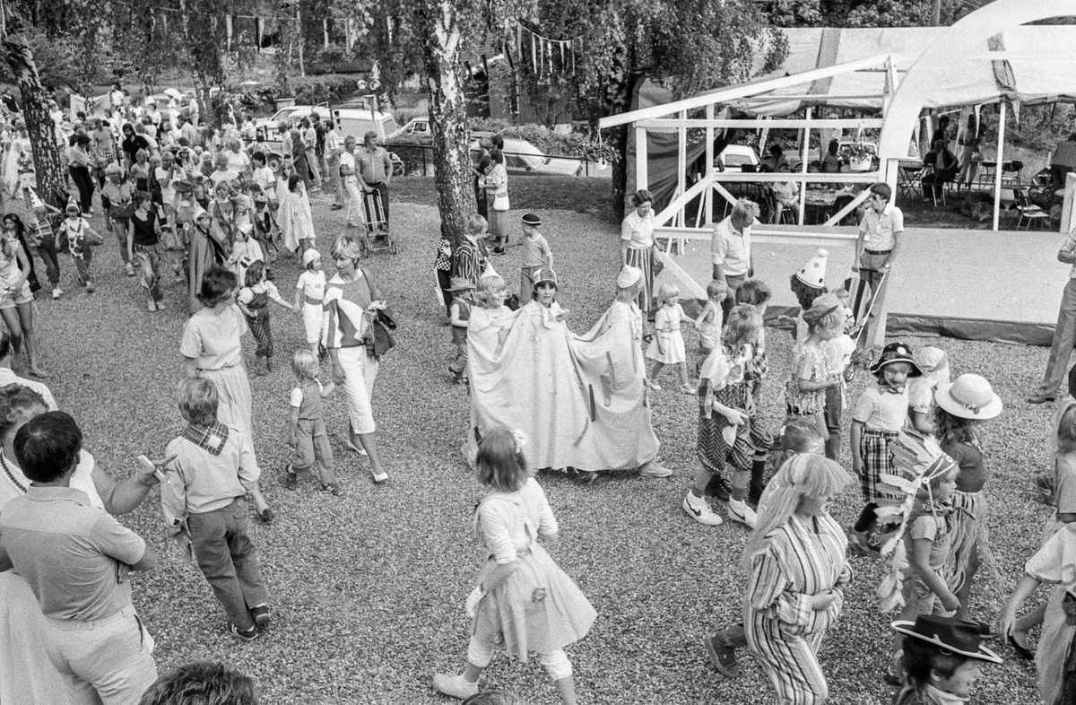 Oppegårds-dagene 1985. Åpning med karnevalstog med utkledde barn og musikkkorps. Anne-Marie Gulbrandsen i arrangementkomiteen for Oppegårds-dagene.