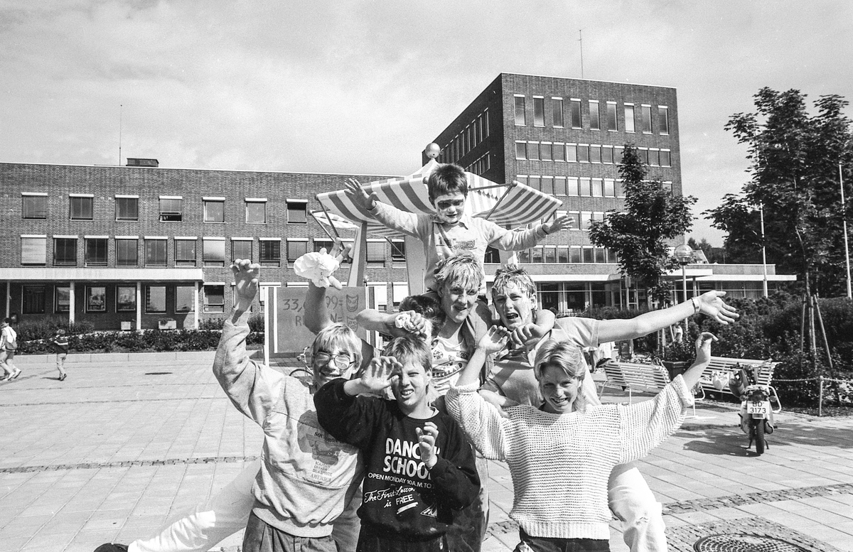 "Lørdags-sirkus" i Ski sentrum. Dramagruppen ved Kjellern fritidsklubb arrangerer morro og mange overraskelser. Bløtkakekasting og Ski musikkpaviljong.
