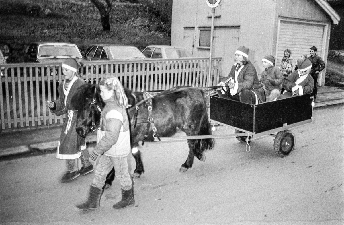 60 m lang julekake og julegateårning i Drøbak. Julenissedamene serverer grøt. Willy Johansen, Julehuset i Drøbak.