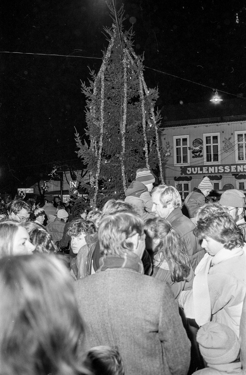 60 m lang julekake og julegateårning i Drøbak. Julenissedamene serverer grøt. Willy Johansen, Julehuset i Drøbak.