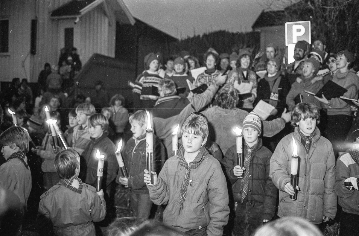 60 m lang julekake og julegateårning i Drøbak. Julenissedamene serverer grøt. Willy Johansen, Julehuset i Drøbak.
