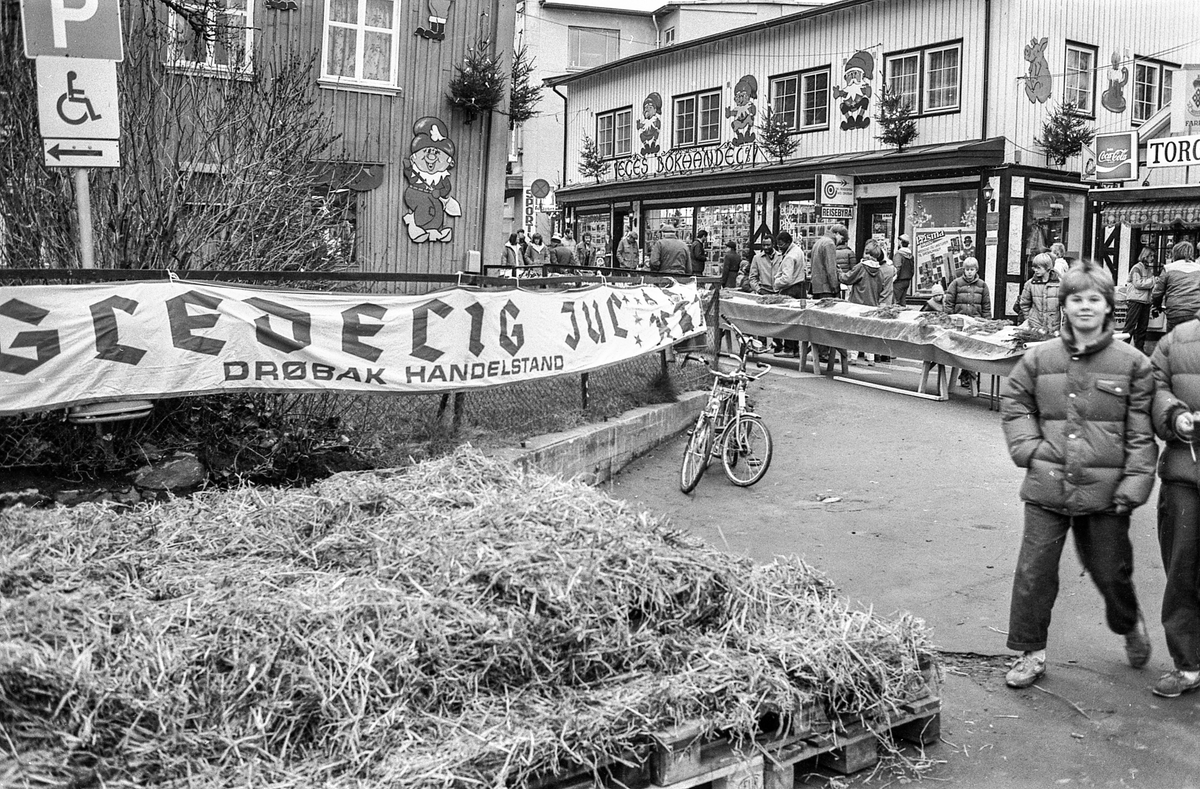 60 m lang julekake og julegateårning i Drøbak. Julenissedamene serverer grøt. Willy Johansen, Julehuset i Drøbak.