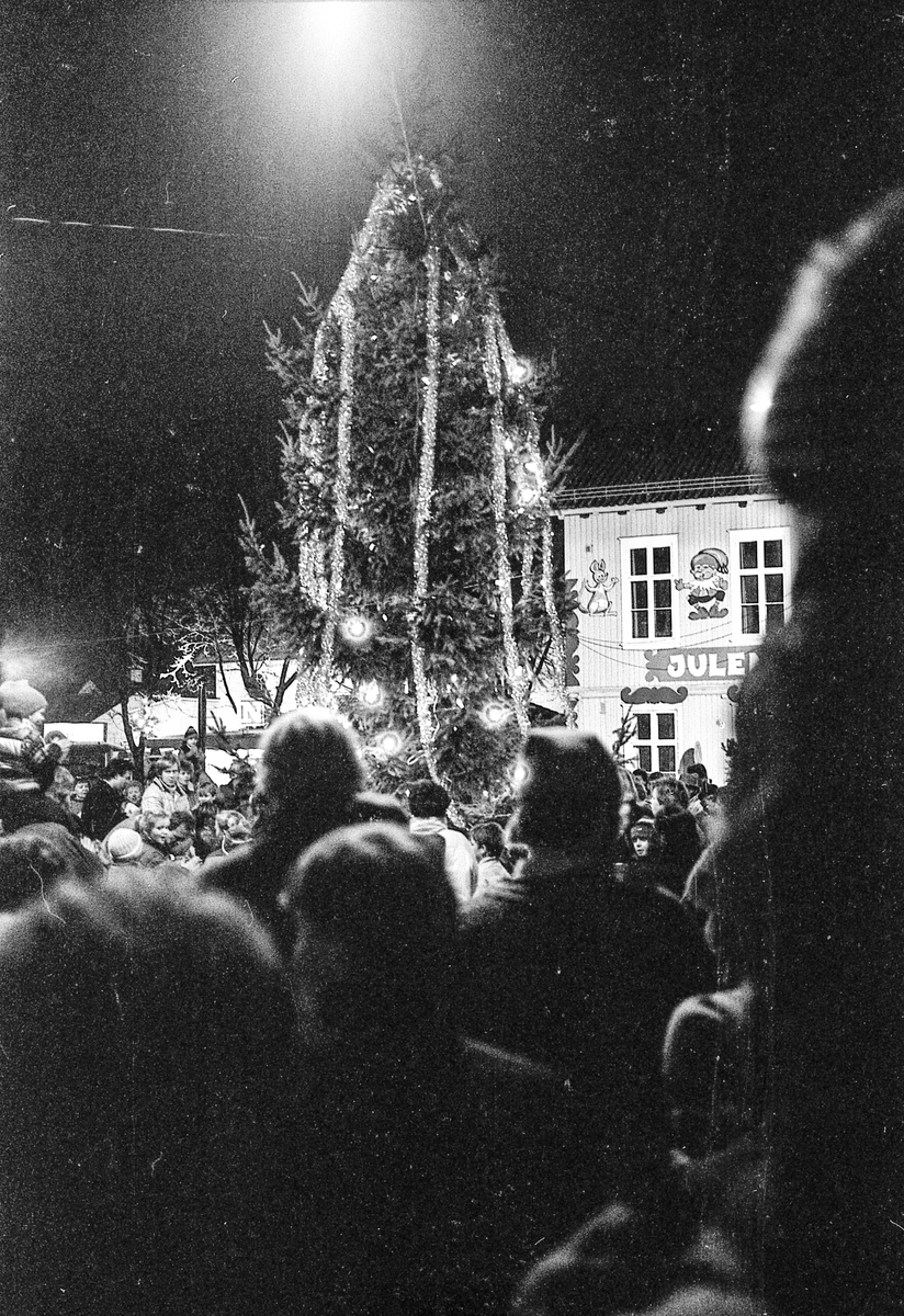 60 m lang julekake og julegateårning i Drøbak. Julenissedamene serverer grøt. Willy Johansen, Julehuset i Drøbak.