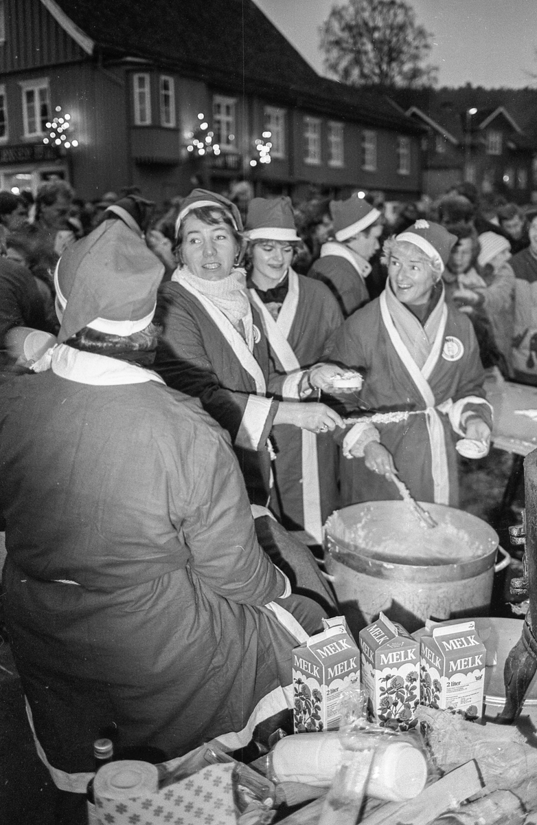 60 m lang julekake og julegateårning i Drøbak. Julenissedamene serverer grøt. Willy Johansen, Julehuset i Drøbak.