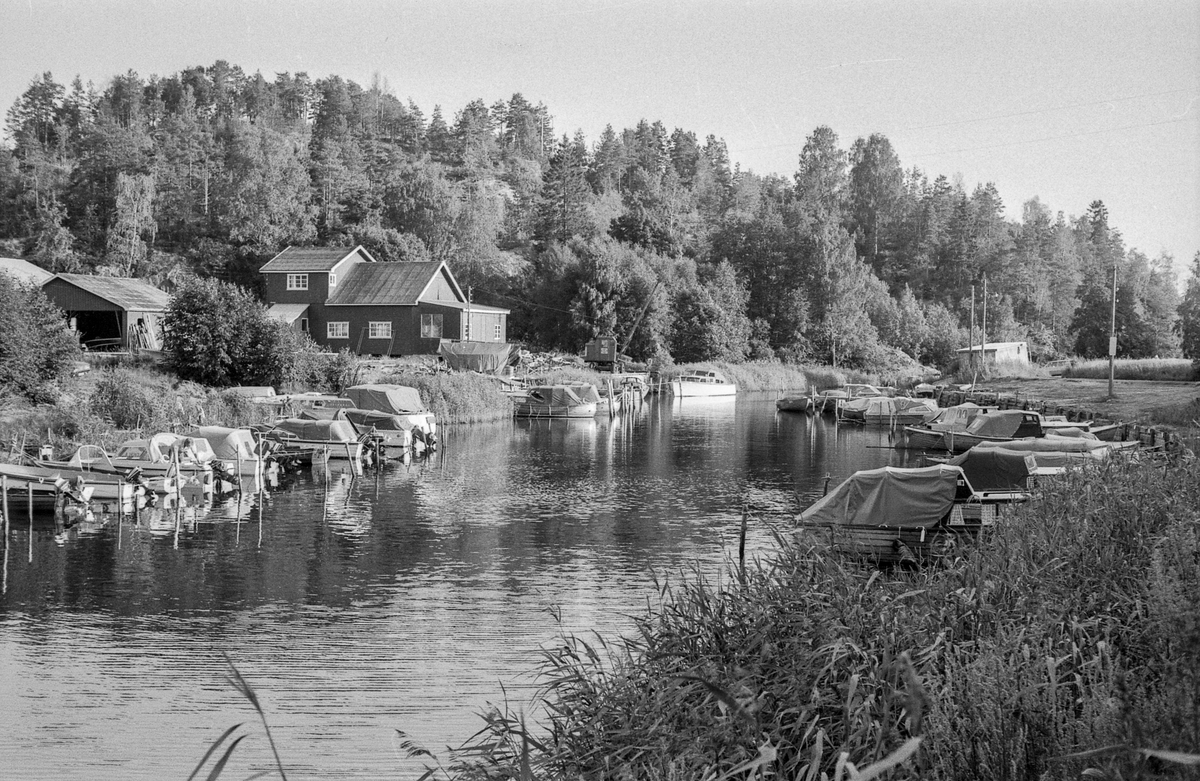 Divererse motiver fra Hølen. Skøyen kolonial. Hølenselva med småbåter og fine sommermotiver. Bro over Tegnebyholtet. Stasjonsmesteren eller postmesteren.
Fotograf: ØB Ukjent