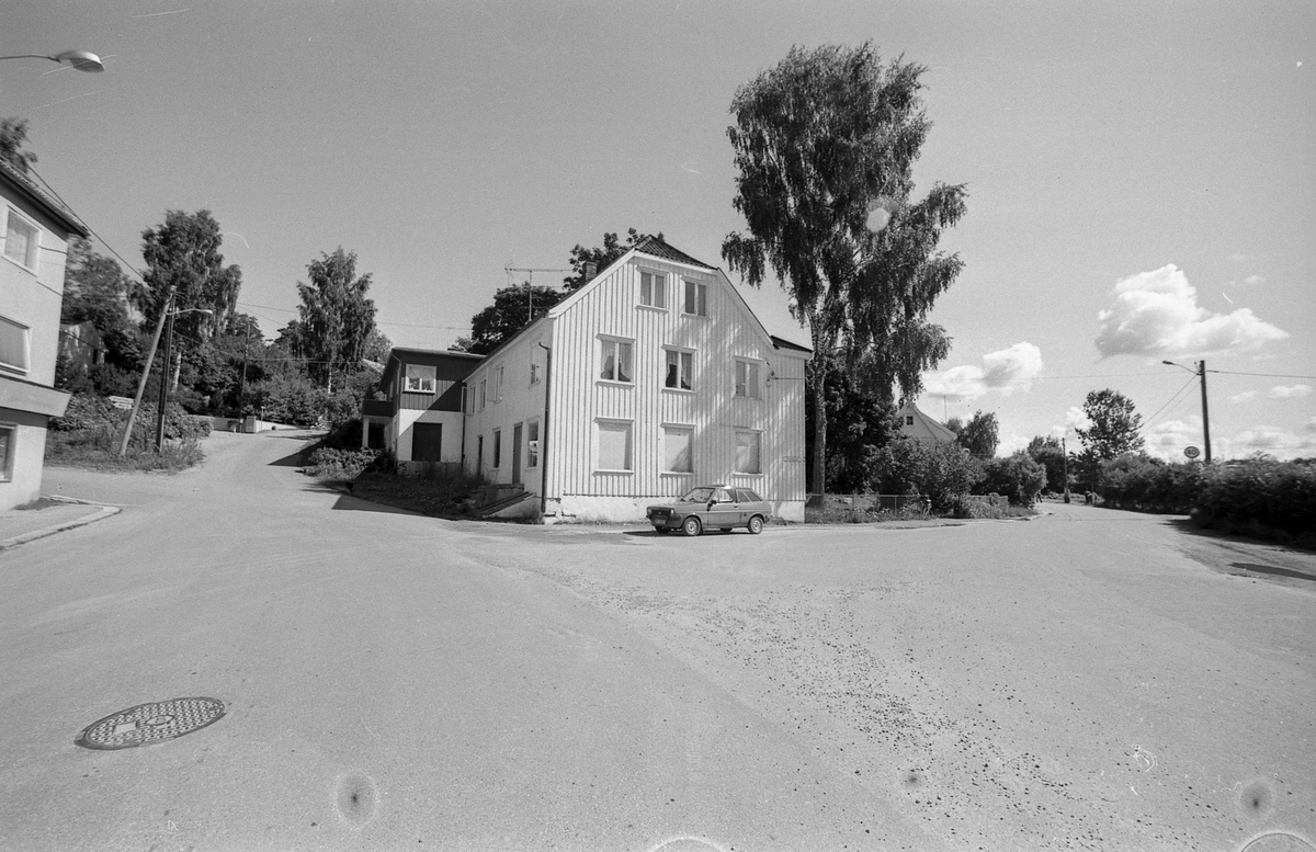 Divererse motiver fra Hølen. Skøyen kolonial. Hølenselva med småbåter og fine sommermotiver. Bro over Tegnebyholtet. Stasjonsmesteren eller postmesteren.
Fotograf: ØB Ukjent
