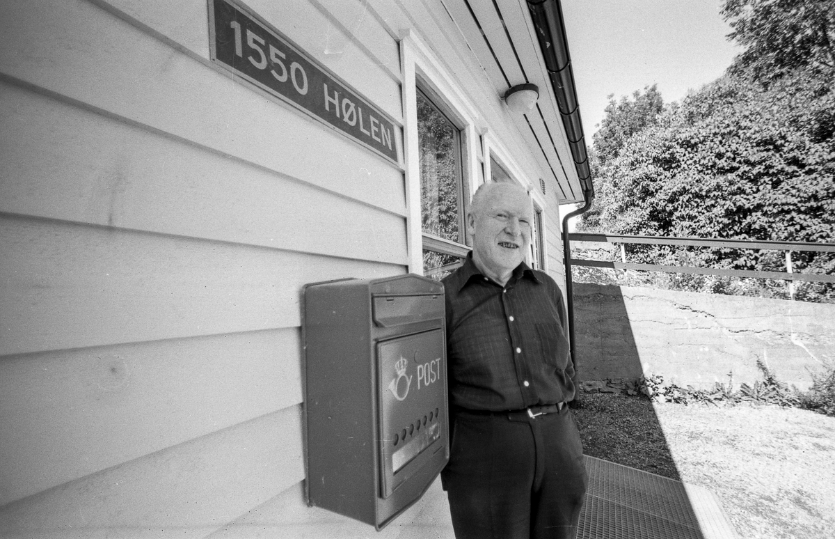 Divererse motiver fra Hølen. Skøyen kolonial. Hølenselva med småbåter og fine sommermotiver. Bro over Tegnebyholtet. Stasjonsmesteren eller postmesteren.
Fotograf: ØB Ukjent
