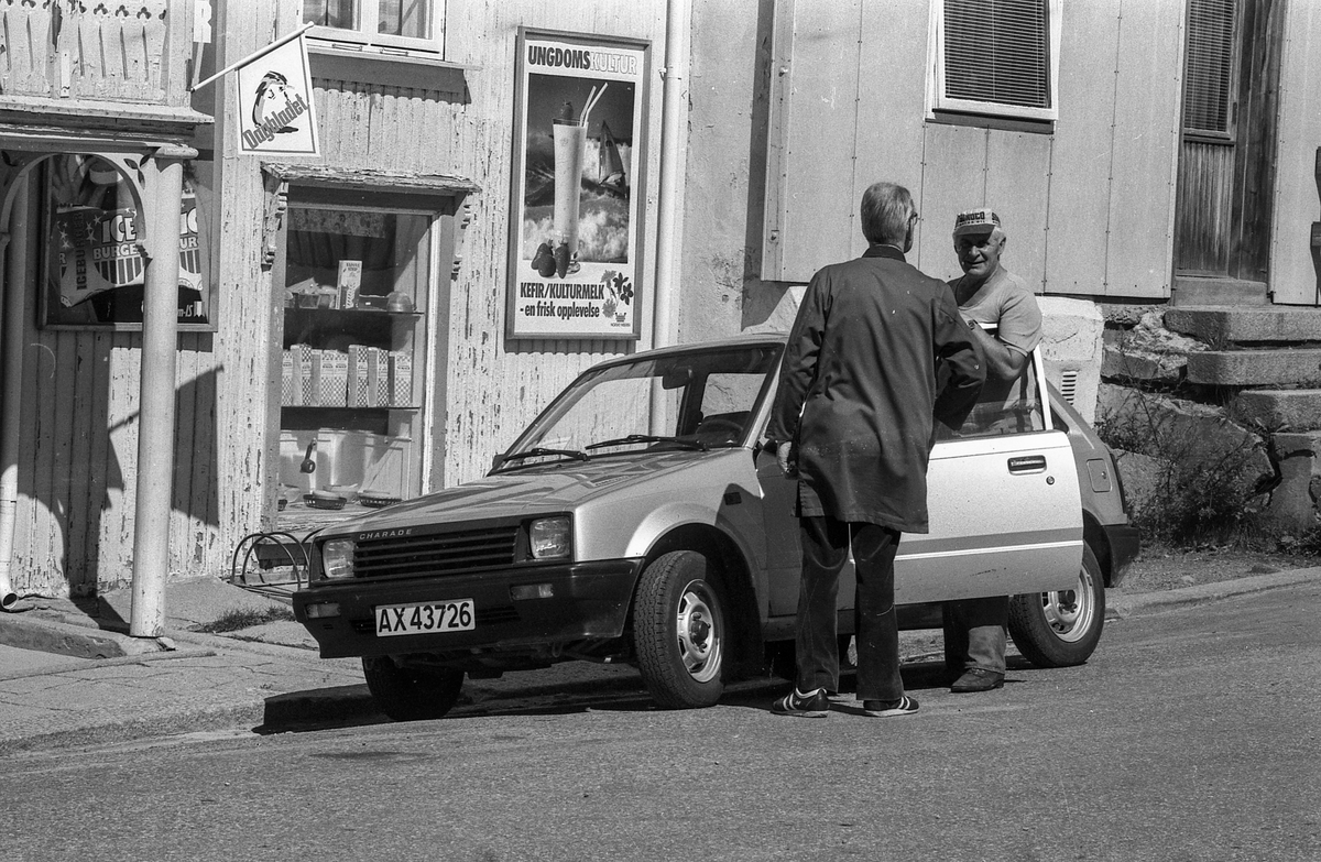 Divererse motiver fra Hølen. Skøyen kolonial. Hølenselva med småbåter og fine sommermotiver. Bro over Tegnebyholtet. Stasjonsmesteren eller postmesteren.
Fotograf: ØB Ukjent