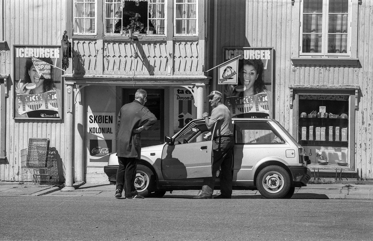 Divererse motiver fra Hølen. Skøyen kolonial. Hølenselva med småbåter og fine sommermotiver. Bro over Tegnebyholtet. Stasjonsmesteren eller postmesteren.
Fotograf: ØB Ukjent