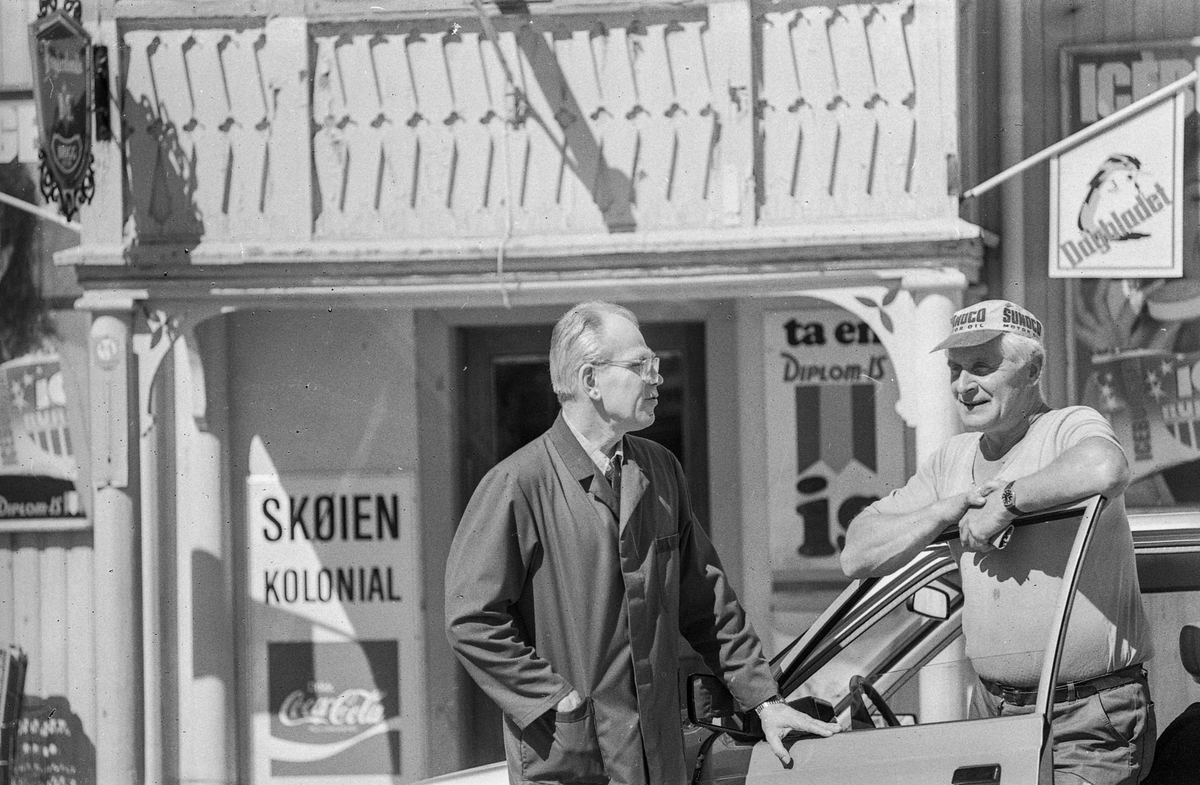 Divererse motiver fra Hølen. Skøyen kolonial. Hølenselva med småbåter og fine sommermotiver. Bro over Tegnebyholtet. Stasjonsmesteren eller postmesteren.
Fotograf: ØB Ukjent