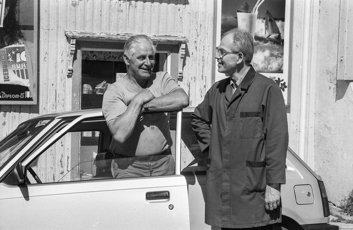 Divererse motiver fra Hølen. Skøyen kolonial. Hølenselva med småbåter og fine sommermotiver. Bro over Tegnebyholtet. Stasjonsmesteren eller postmesteren.
Fotograf: ØB Ukjent