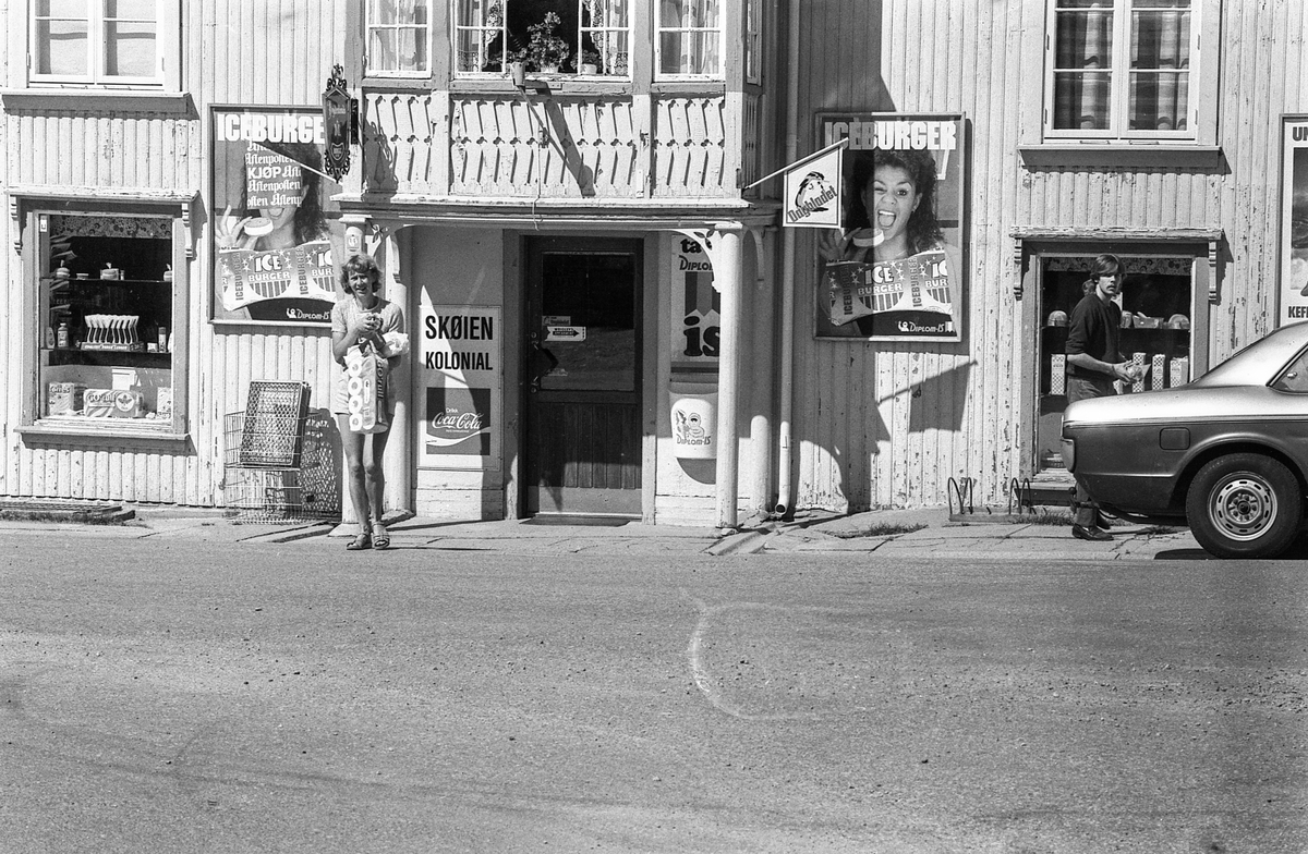 Divererse motiver fra Hølen. Skøyen kolonial. Hølenselva med småbåter og fine sommermotiver. Bro over Tegnebyholtet. Stasjonsmesteren eller postmesteren.
Fotograf: ØB Ukjent