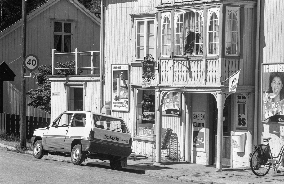 Divererse motiver fra Hølen. Skøyen kolonial. Hølenselva med småbåter og fine sommermotiver. Bro over Tegnebyholtet. Stasjonsmesteren eller postmesteren.
Fotograf: ØB Ukjent